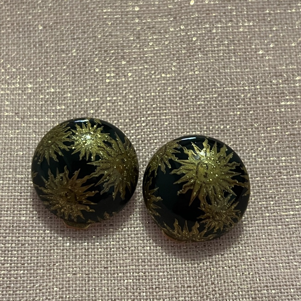 Black Gold Sun Design Clip-On Stud Round Fashion Earrings Plastic Vintage